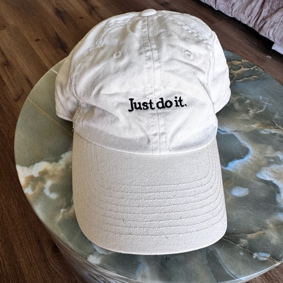 Nike women’s  Beige 'Just Do It' Cap - Picture 1 of 6